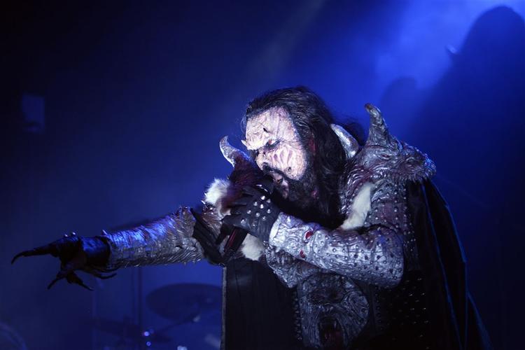 Torsdag aften var der gang i den i Amager Bio i København, da finske Lordi leverede monsterrock i et tætpakket lokale. Lordi, som er de seneste vindere af det internationale Melodi Grand Prix, spillede op til djævledans og publikum var da også helt med på den og gik til koncert iført blandt andet horn i panden og hugtænder. 