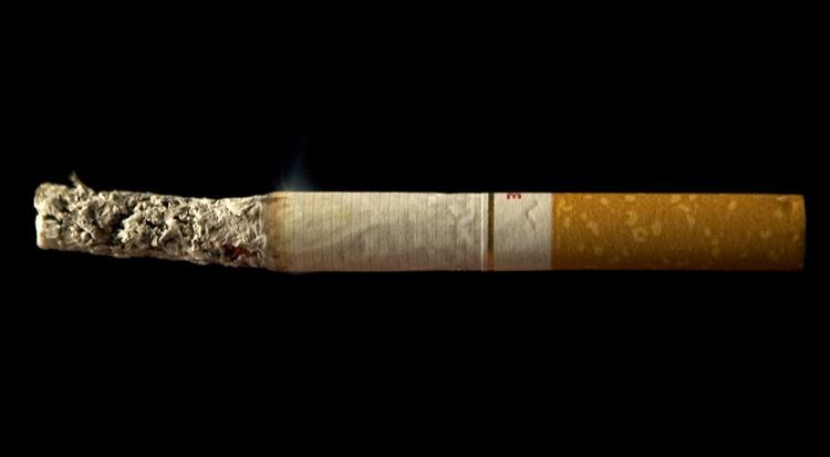 Gløden i denne cigaret bliver ved med at brænde -  også selv om der ikke bliver pulset på den. Det medfører hvert år dødsbrande. 