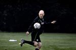 Thomas Gravesen havde mange bolde i luften, men var tavs over for pressen. 