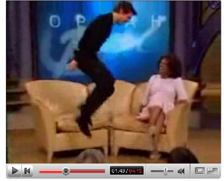 Tom Cruise hopper i Oprahs sofa. Senere var episoden medvirkende til, at skuespilleren blev fyret af Paramount Pictures (søg på Tom Cruise Oprah for at se klippet). 