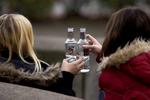 Unge drikker mere og tidligere, hvis deres forældre har en afslappet holdning til alkohol. 