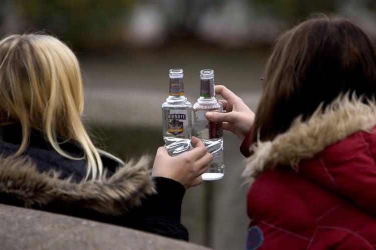 Unge drikker mere og tidligere, hvis deres forældre har en afslappet holdning til alkohol. 