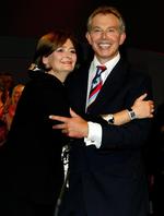 Tony Blair med Cherie Blair efter premierministerens afskedstale. 
