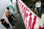 Politiet bliver nu igen sat til at rydde blokader foran institutionerne i Århus. 