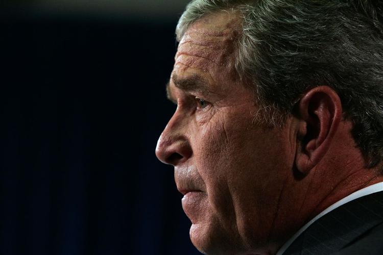 Præsident Bush mener, at kritkere af Irak-krigen er 'naive'. 
