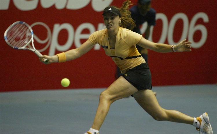 Martina Hingis vandt i to sæt over Carolina Wosniacki i 1. runde af WTA-turneringen i Seoul. 