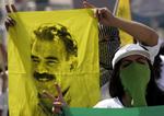 Broderen til Abdullah Öcalan, her på banneret, vil have fjernet PKK fra EU's terrorliste. 