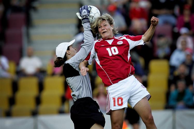 Anne Dot Eggers er en af syv Brøndby-spillere i aftenens VM-kamp i Viborg. 