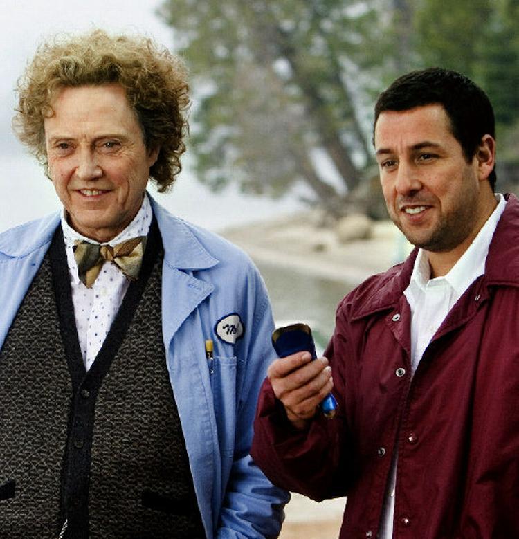 Godt hår. Christopher Walken er ikke kræsen i sit rollevalg. I 'Click', der har premiere i dag, spiller han en mystisk mand, der udstyrer Adam Sandler med en fjernbetjening, så han bedre kan håndtere sit liv. - Foto fra filmen