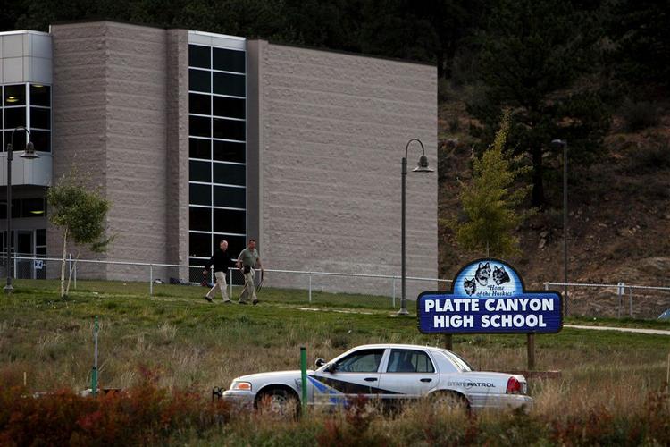 Seks piger blev gidsler på amerikansk high school. 