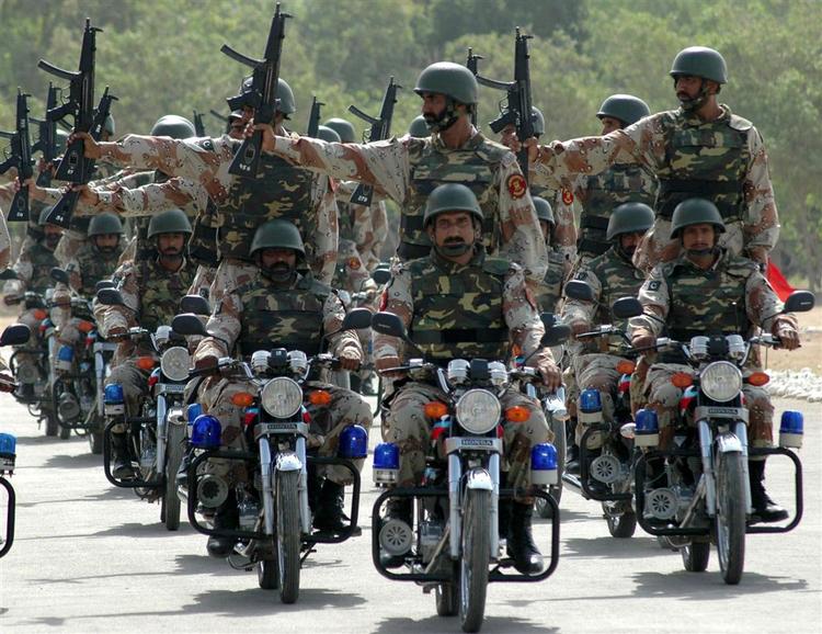 Pakistans militær har assisteret USA i terrorbekæmpelsen siden 2001. Her fejrer militæret landets uafhængighedsdag. 