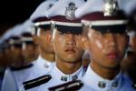 Vi vil holde os ude af politik, siger kupmagerne. Ikke desto mindre er den afsatte premierminister Shinawatras samarbejdsparterne stort set alle blevet miskrediteret i den thailandske offentlighed af kupmagerne og deres hjælpere. 