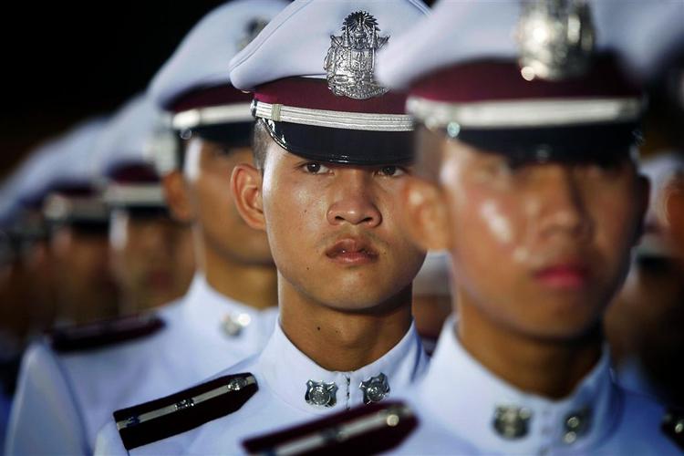Vi vil holde os ude af politik, siger kupmagerne. Ikke desto mindre er den afsatte premierminister Shinawatras samarbejdsparterne stort set alle blevet miskrediteret i den thailandske offentlighed af kupmagerne og deres hjælpere. 