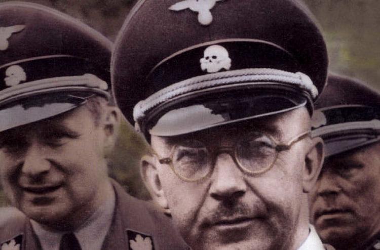 Stenhjerte. Heinrich Himmler var leder af SS, en af de mest grusomme og forbryderiske organisationer i verdenshistorien. Ved siden af var han manisk optaget af historie og arkæologi og nedlagde forbud mod, at militæret sløjfede Dannevirke til fordel for et moderne forsvarsanlæg. Han ville ikke acceptere ødelæggelsen af så væsentligt et oldgermansk mindesmærke. Værnemagten havde værsgo at finde en anden løsning. – Bogomslag: Harvey Macaulay/Imperiet 