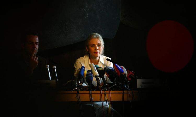 Operachef Kirsten Harms overvejer at vise omstridt forestilling trods frygt for hævn. 