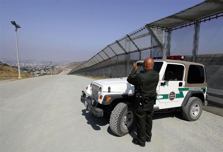 Sikkerhedsvagter langs grænsen mellem San Diego, USA, og Tijuana, Mexico. 