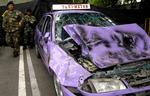 Den lilla Toyota Corolla efter at være blevet kørt ind i en kampvogn. Kampvognen fik ikke en skramme, skriver Reuters. 