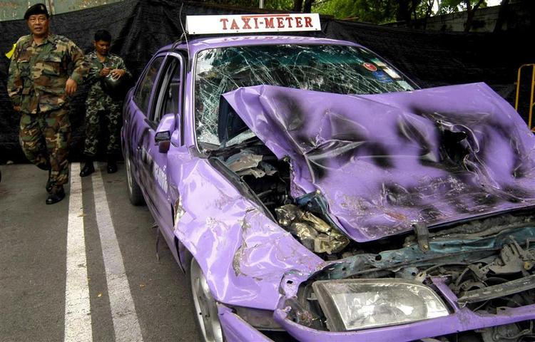 Den lilla Toyota Corolla efter at være blevet kørt ind i en kampvogn. Kampvognen fik ikke en skramme, skriver Reuters. 