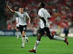 Manchester Uniteds Louis Saha jubler efter sin scoring mod Benfica. 