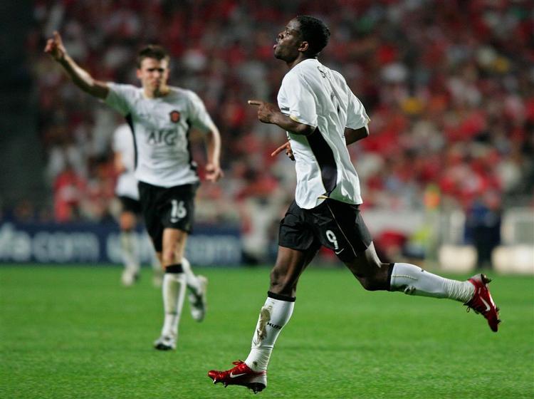 Manchester Uniteds Louis Saha jubler efter sin scoring mod Benfica. 