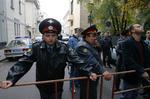 Russisk politi foran den georgiske ambassade i Moskva, hvor der har været kortvarige demonstrationer i forbindelse med krisen mellem de to lande. 