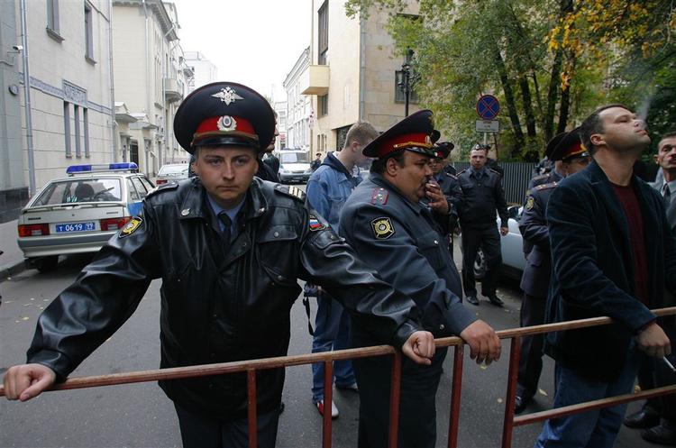Russisk politi foran den georgiske ambassade i Moskva, hvor der har været kortvarige demonstrationer i forbindelse med krisen mellem de to lande. 