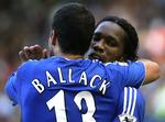 To af kampens hovedpersoner - Ballack og Drogba. 