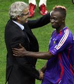 Den franske landstræner, Raymond Domenech,har tidligere overtalt Claude Makelele til at annulere et stop på landsholdet. Det kan han ikke igen. 