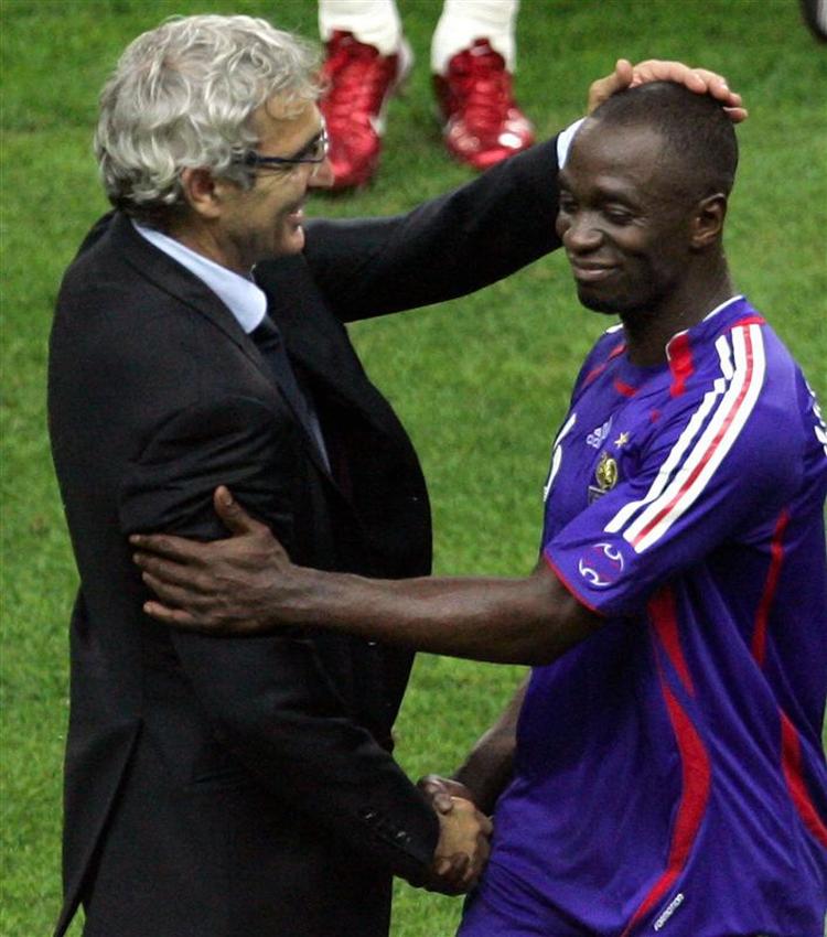 Den franske landstræner, Raymond Domenech,har tidligere overtalt Claude Makelele til at annulere et stop på landsholdet. Det kan han ikke igen. 