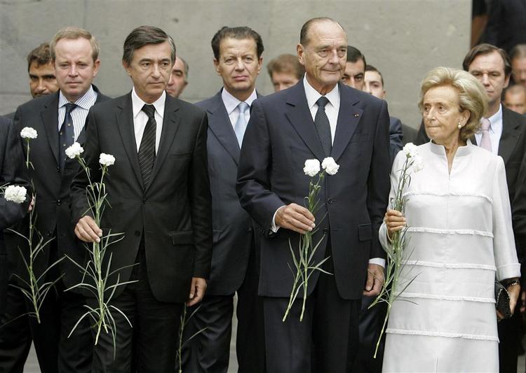 Frankrigs præsident Jacques Chirac deltog under sit besøg i Armenien i en mindehøjtidelighed for de armenske ofre under 2. verdenskrig. 