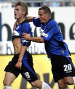 Artur Wichniarek og Joerg Boehme jubler, efter at Wichniarek har scoret for Bielefeld efter et af Jonas Kampers målgivende oplæg. 
