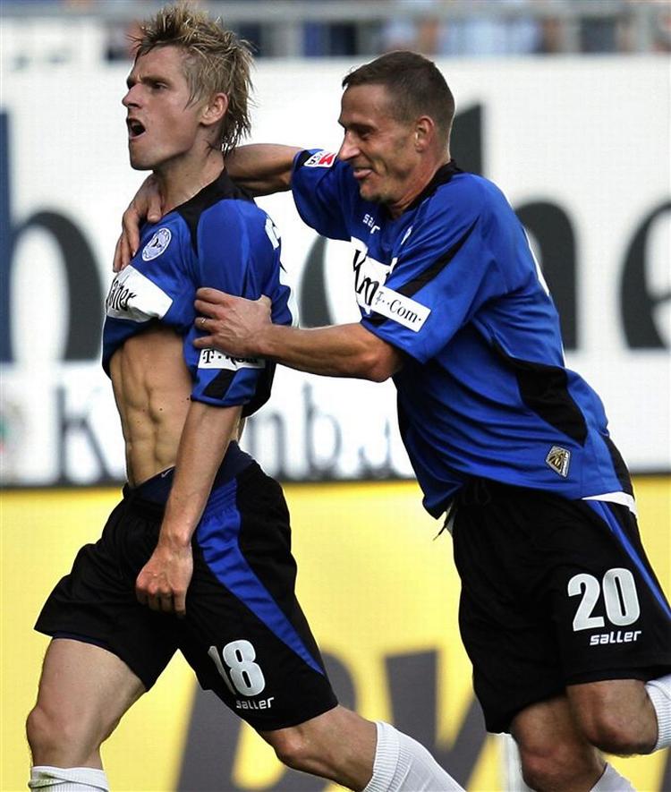 Artur Wichniarek og Joerg Boehme jubler, efter at Wichniarek har scoret for Bielefeld efter et af Jonas Kampers målgivende oplæg. 
