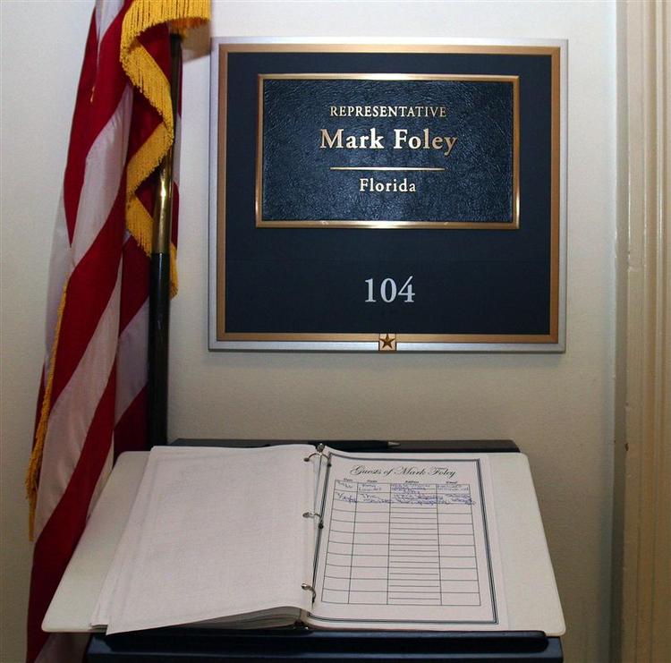 Mark Foleys dørskilt bliver snart taget ned. 