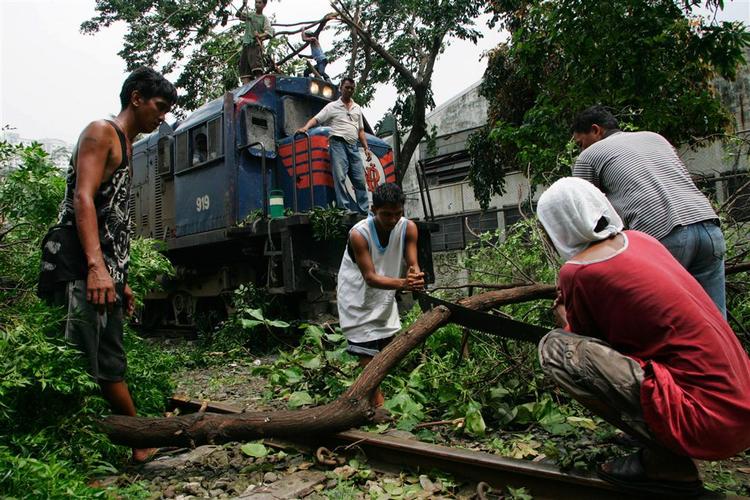 Tyfonen Xangsane har ramt det centrale Vietnam. Lokal trafik er lammet og over 100.000 mennesker er evakueret. 