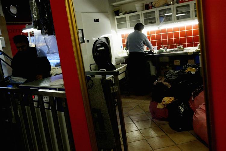 Sort arbejde udgør en stor tabt indtægt for velfærden i Danmark. Her sort arbejde i et renseri. 