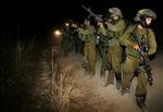 Israelske soldater på vej over grænsen mellem Israel og Libanon tidligt i dag. 