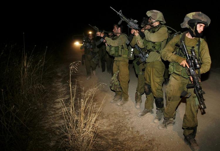 Israelske soldater på vej over grænsen mellem Israel og Libanon tidligt i dag. 