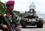 Thailands militær patruljerer gaderne efter kuppet. I dag indsættes en tidligere hærchef som ny premierminister. 