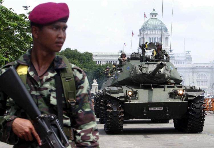 Thailands militær patruljerer gaderne efter kuppet. I dag indsættes en tidligere hærchef som ny premierminister. 