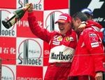 Michael Schumacher lægger nu samlet i spidsen for årets Formel-1-serie. 