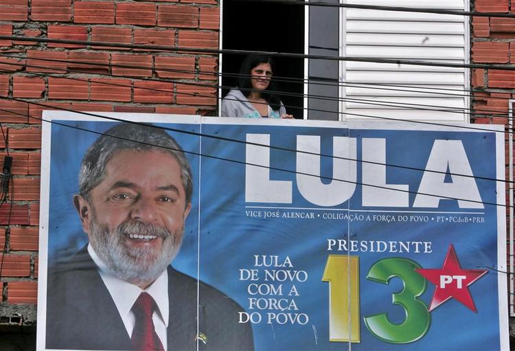 Brasiliens præsident Lula er uventet kommet under pres før dagens valg. 