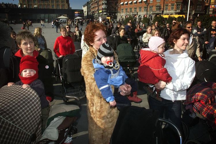 De mange forældre landet over, der i morgen står uden pasningsmulighed til junior, kan hente hjælp hos Venstres Ungdom. 