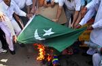 Indere protesterer mod Pakistan efter togbomberne i Bombay. 