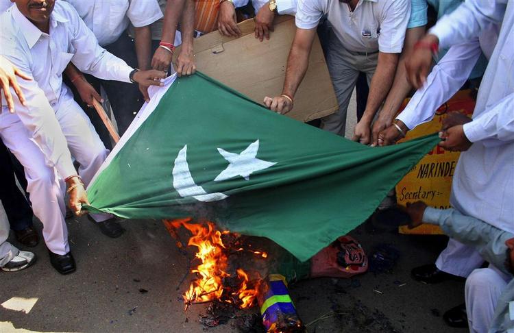 Indere protesterer mod Pakistan efter togbomberne i Bombay. 