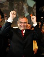 Lederen af det socialdemokratiske parti i Østrig, Alfred Gusenbauer, jubler. Partiet fører i de første målinger efter valget. 
