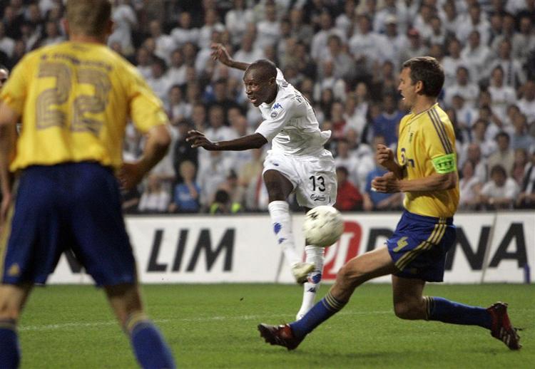 FCK's Atiba Hutchinson skyder forbi Brøndbys anfører Per Nielsen og på stolpen i kampen i Parken. 