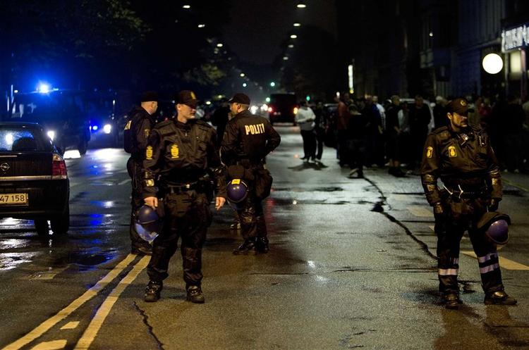 Politiet var massivt tilstede omkring Parken på Østerbro i København, og der blev foretaget en lang række anholdelser af voldelige fans. 