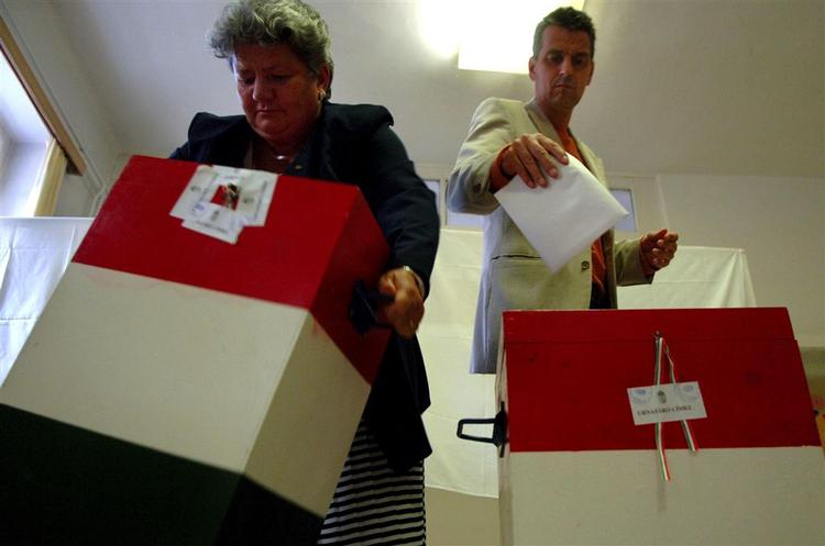 Ungarerne gik søndag til valgurnerne i et lokalvalg, der skal vise, om premierministeren fortsat har befolkningens tillid. 