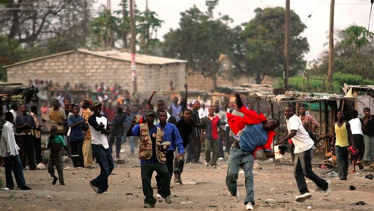 Vrede tilhængere af Zambias oppostion kaster sten mod politiet i Lusaka 