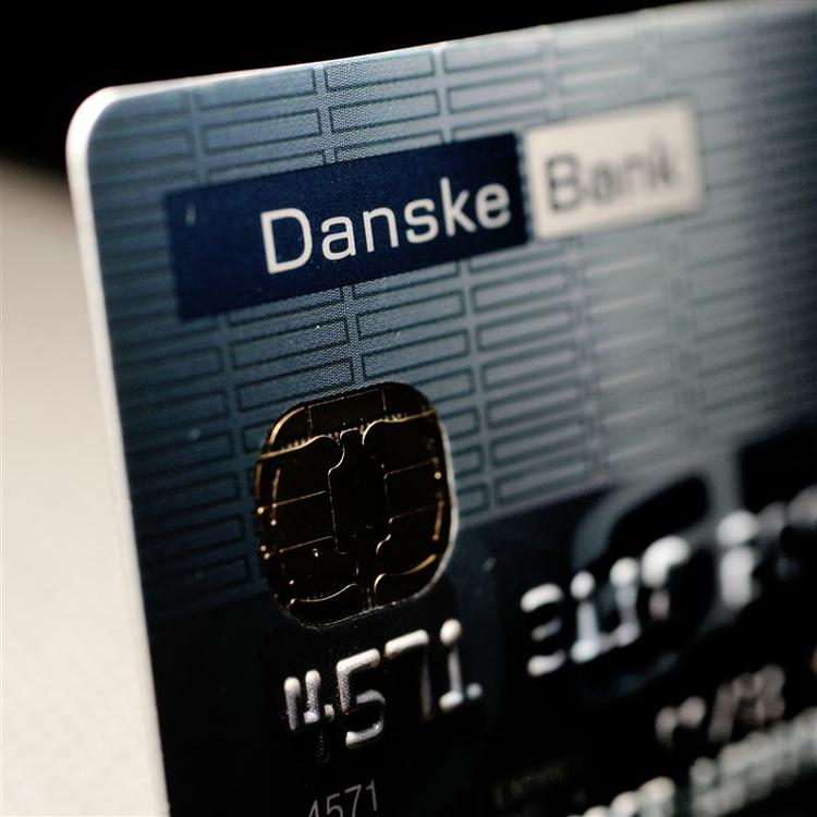 Både store og små banker får flere tilfredse indehavere af dankort og bankbog. 